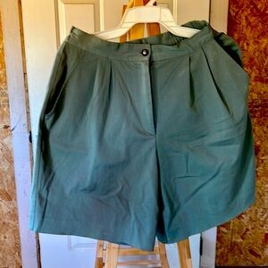 Sandy links Bermuda shorts